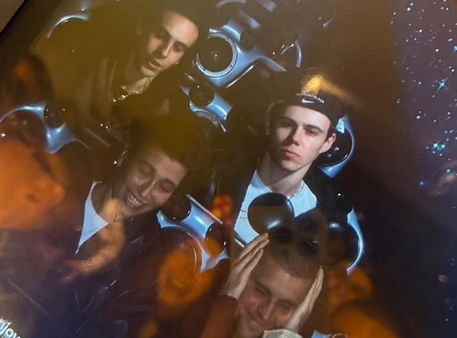 Justin Bieber呆滯與妻遊迪士尼