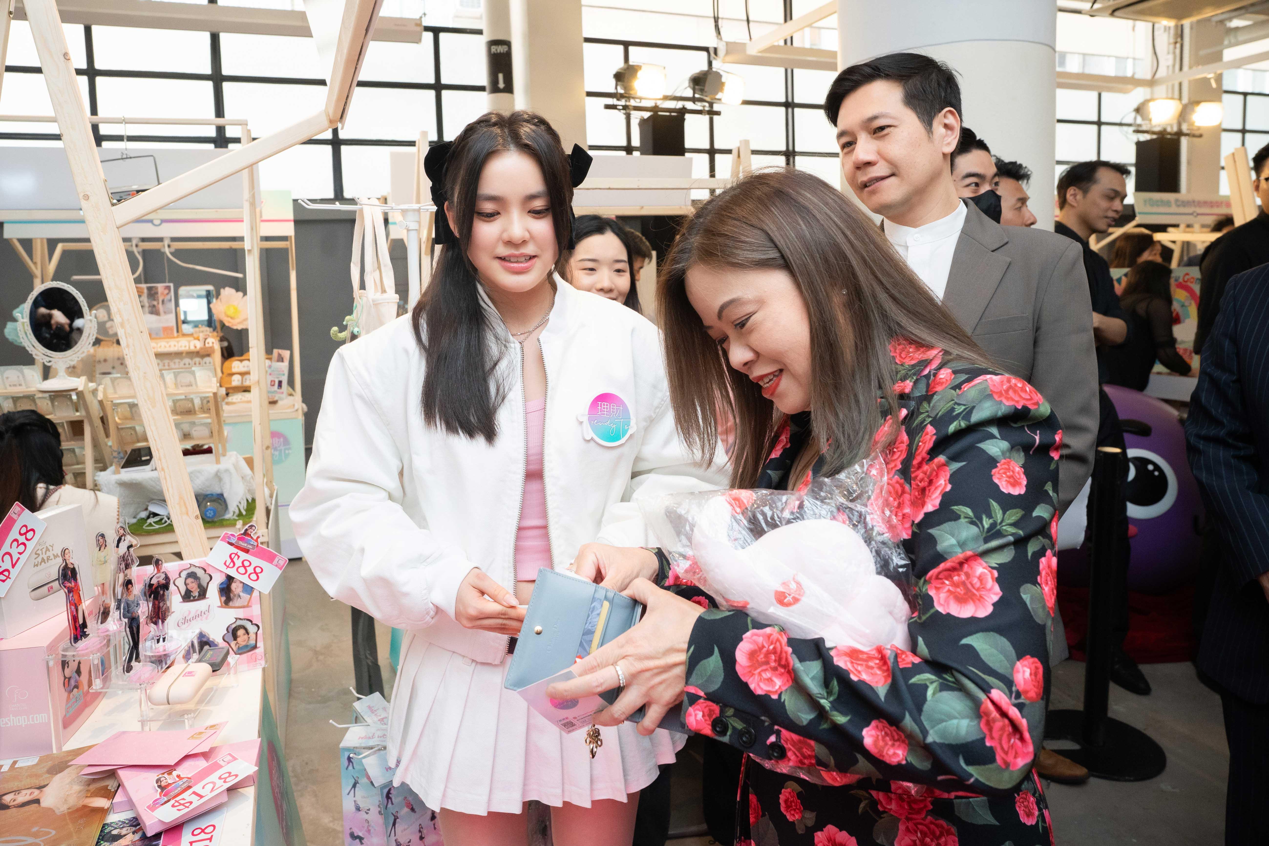 Chantel落力向羅局長推銷C2的商品。