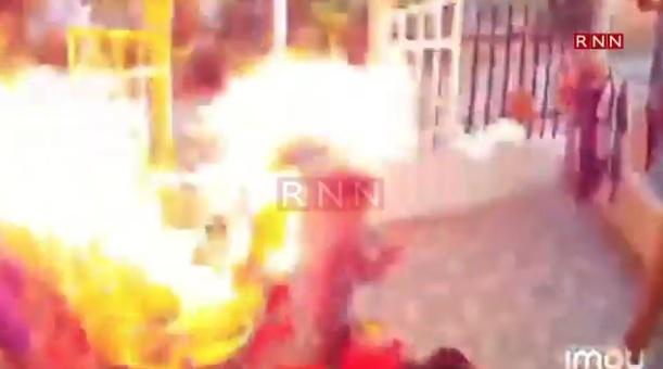 爐具突然爆炸,冒出巨大火球。(互聯網)