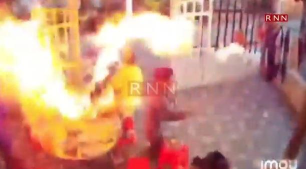 爐具突然爆炸,冒出巨大火球,各人走避不及。(互聯網)