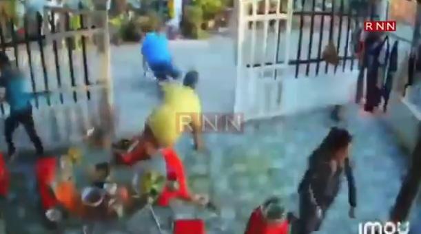 各人慌忙走避,有人跌低,有人摔出屋外。(互聯網)