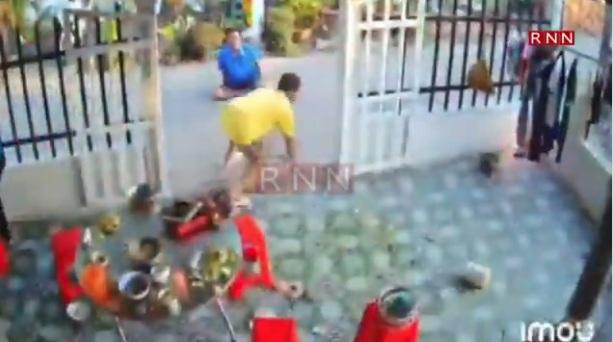 枱上菜餚炸飛,一片凌亂。(互聯網)