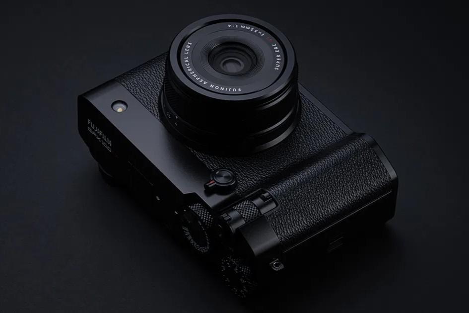 FUJIFILM GFX100RF只重735克。