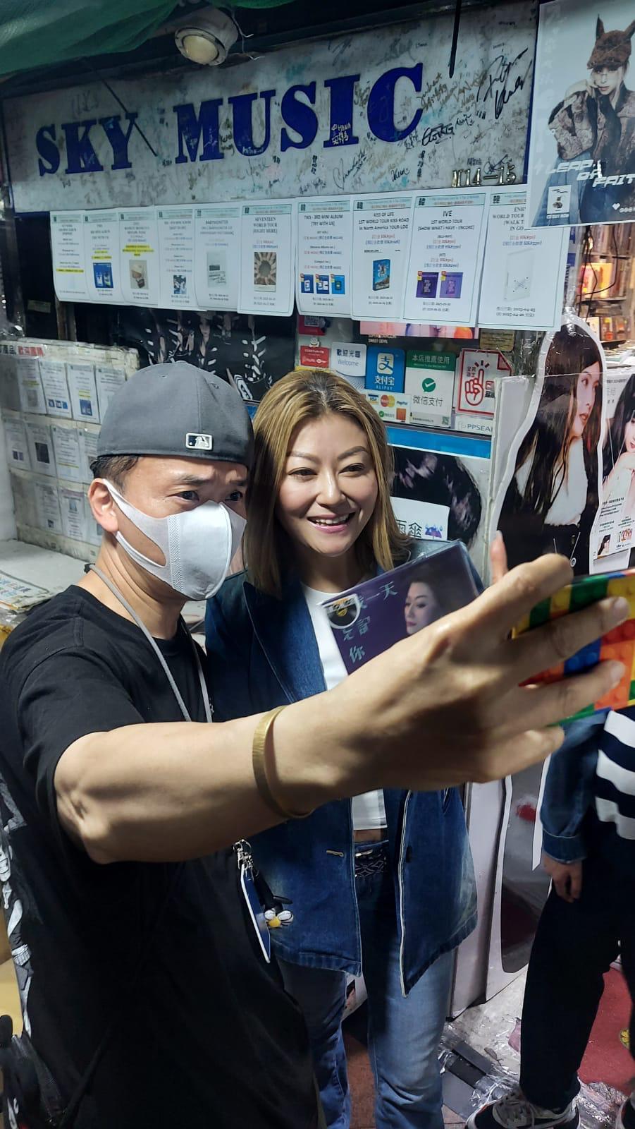 回港後,李佳繼續馬不停蹄工作。