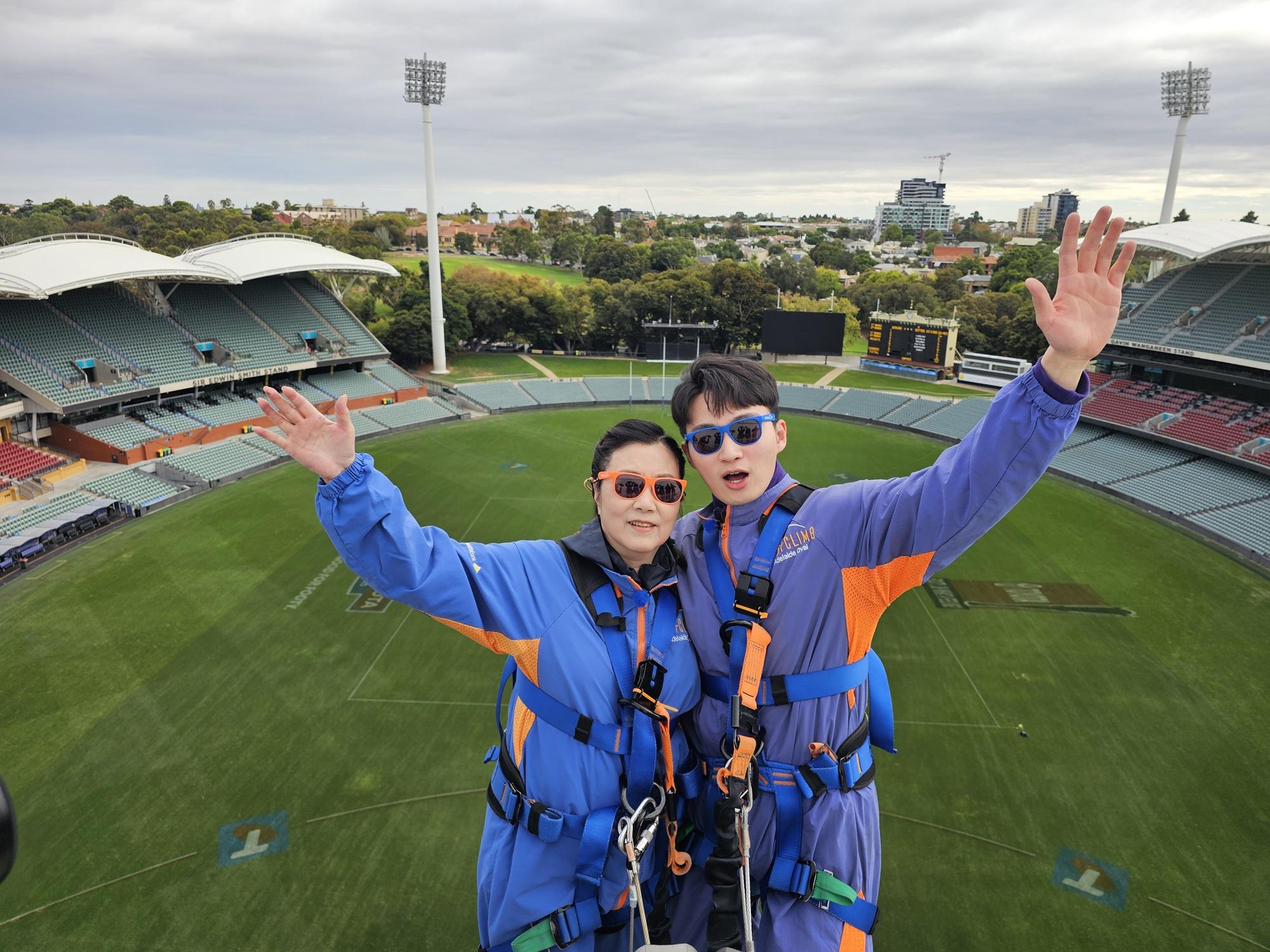 汪明荃拿出驚人意志力克服自身畏高,與嘉洛仔齊齊登上位於橢圓球場的165呎高空打卡兼體驗Roof Climb。