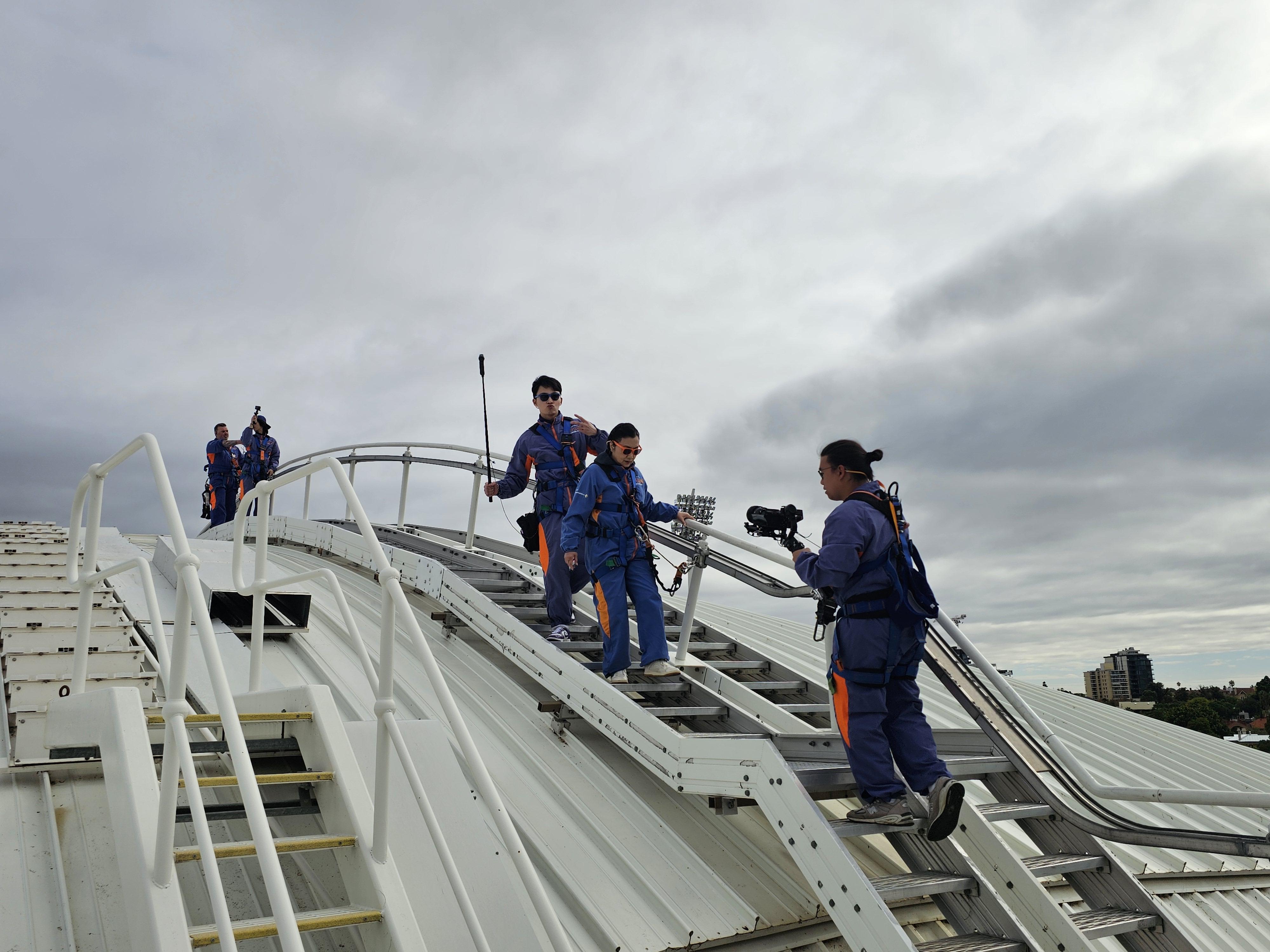 汪明荃拿出驚人意志力克服自身畏高,與嘉洛仔齊齊登上位於橢圓球場的165呎高空打卡兼體驗Roof Climb。