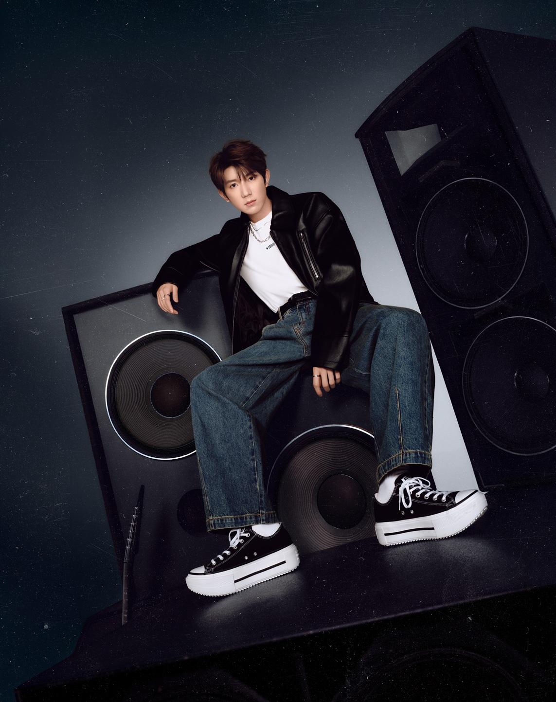 經典CHUCK TAYLOR ALL STAR,破性地推出Double Stack雙層厚底,設計大膽採用約5cm輕質厚底,拉長腿部線條。