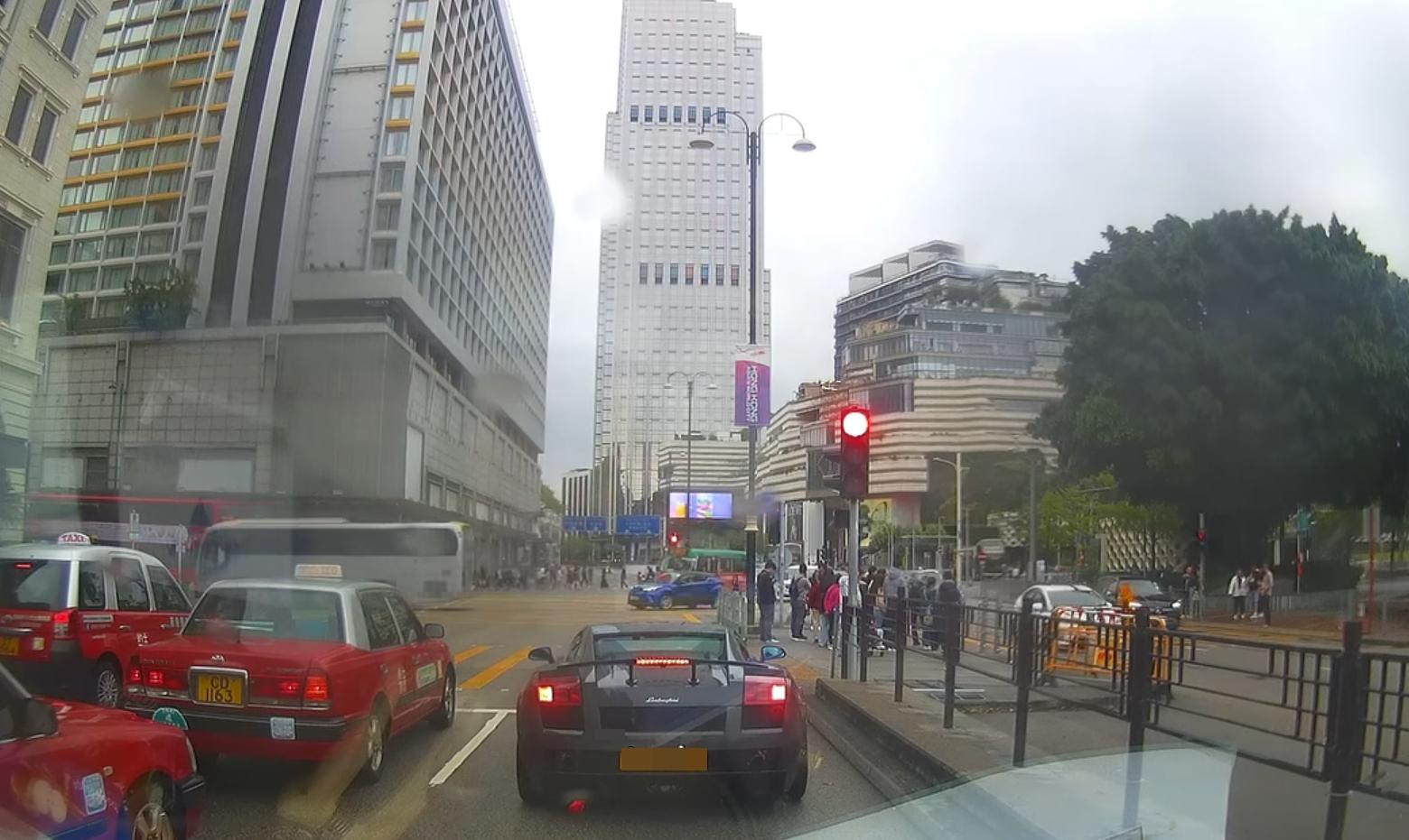 尖沙咀發生交通意外。(fb「車cam L(香港群組)」截圖)