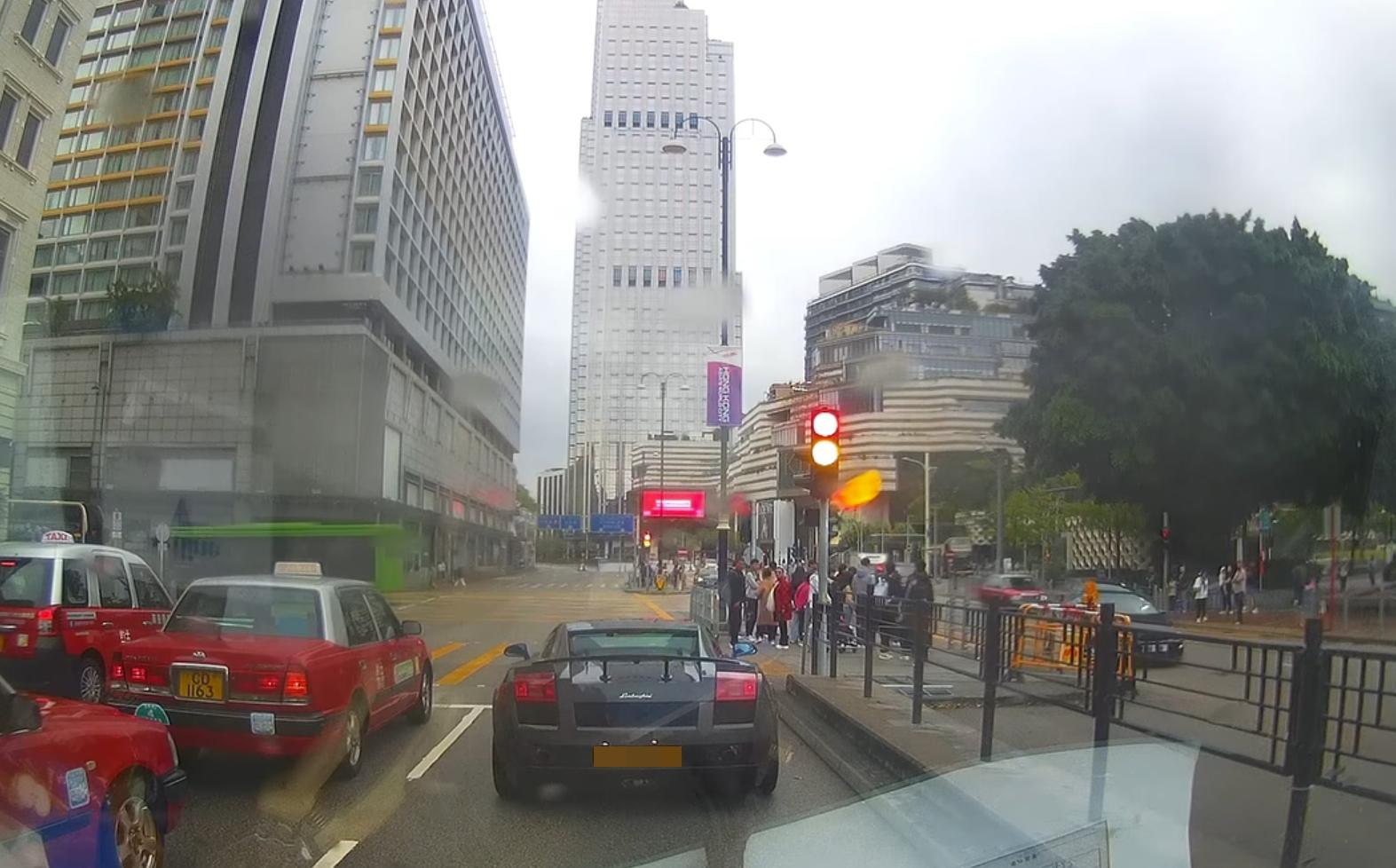 尖沙咀發生交通意外。(fb「車cam L(香港群組)」截圖)