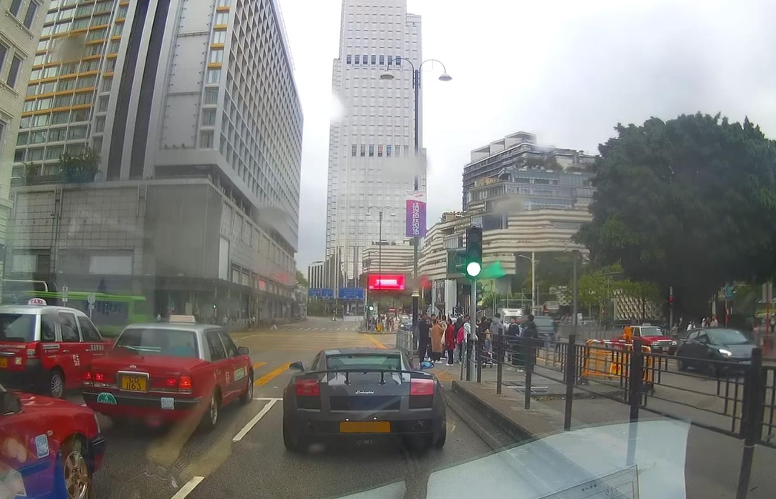 尖沙咀發生交通意外。(fb「車cam L(香港群組)」截圖)