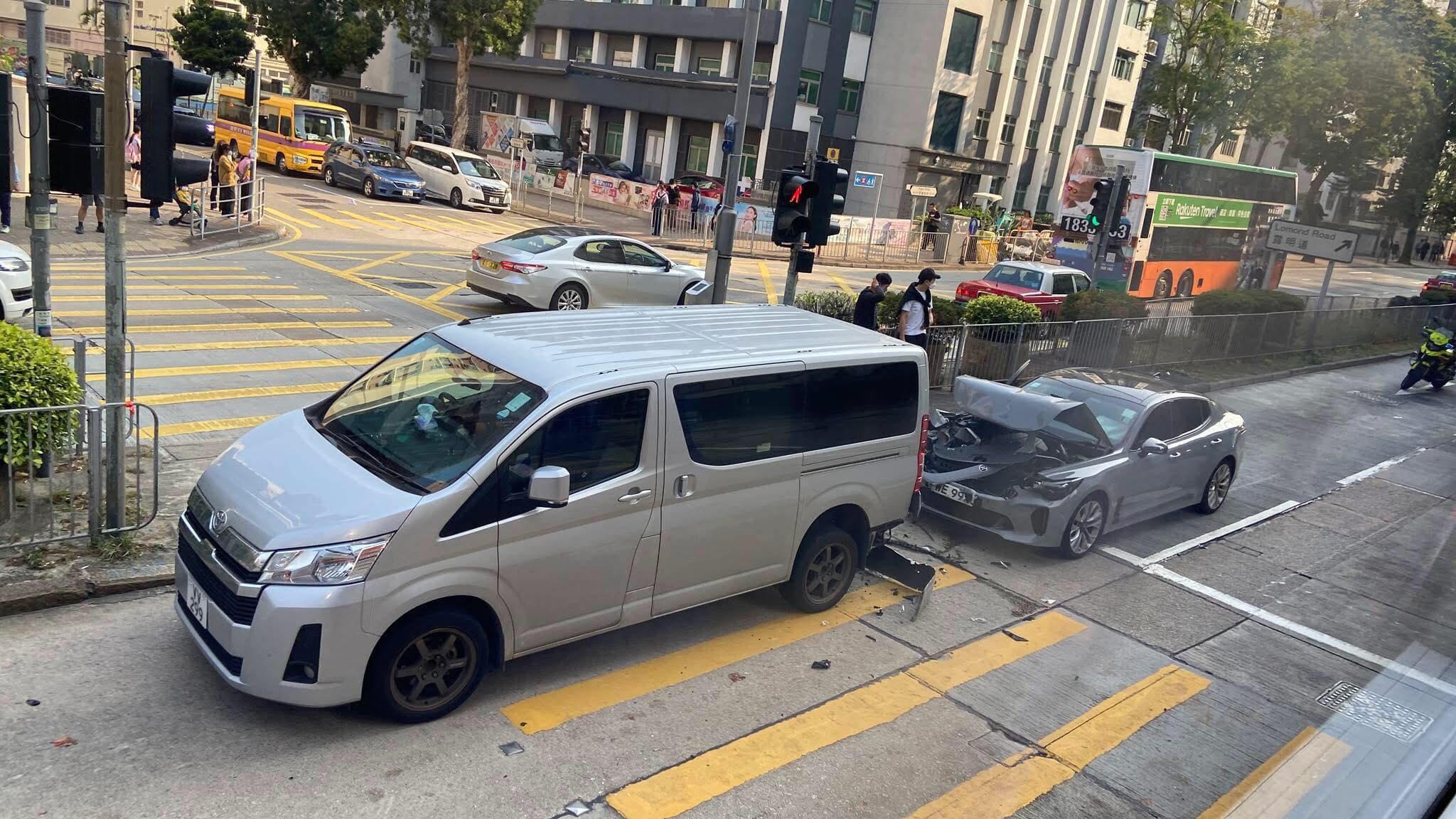 客貨車車尾泵把鬆脫,多塊汽車碎片散落地上。(車cam L(香港群組)Facebook)