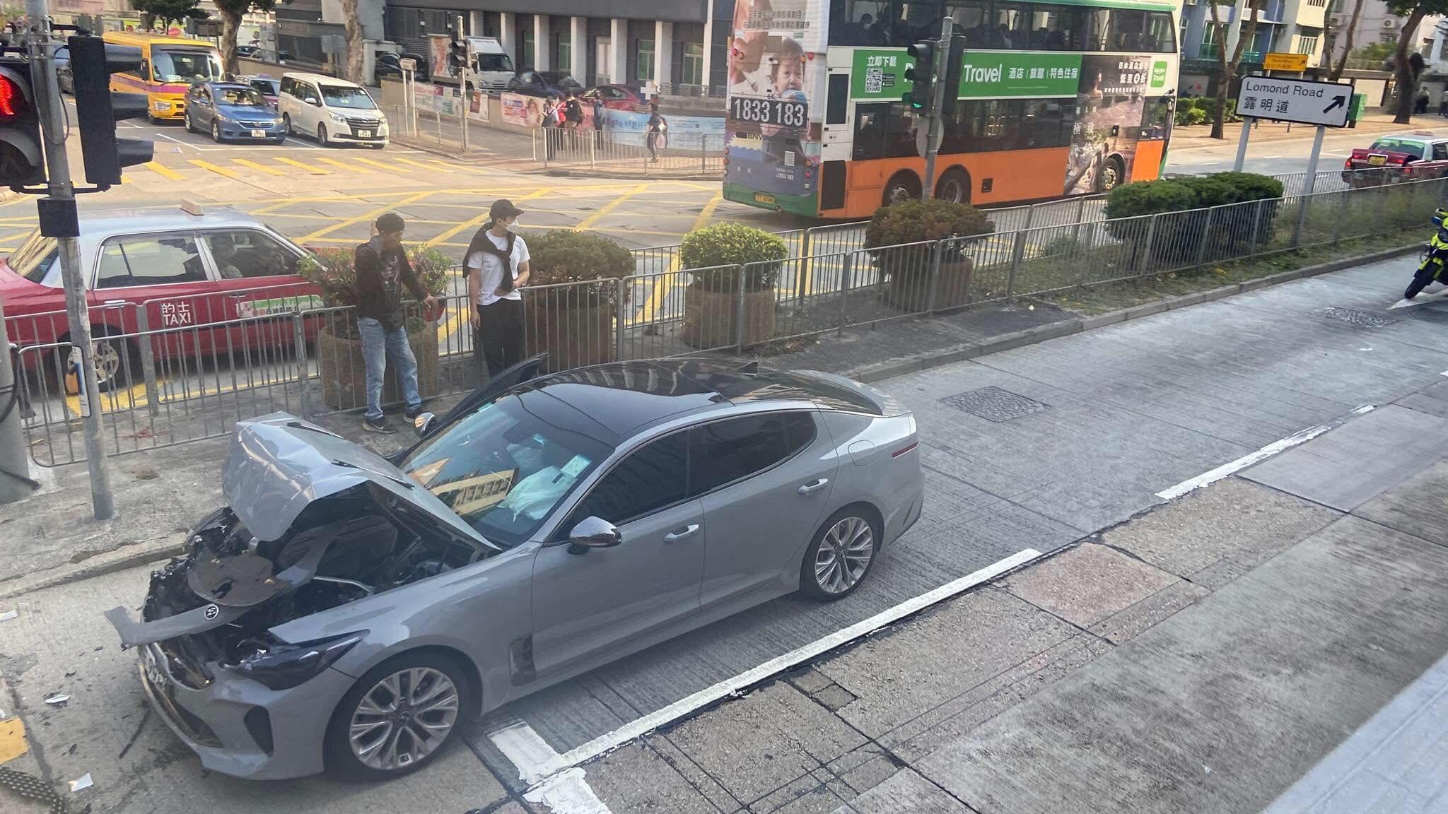 私家車車頭嚴重損毀,安全氣袋彈出。(車cam L(香港群組)Facebook)