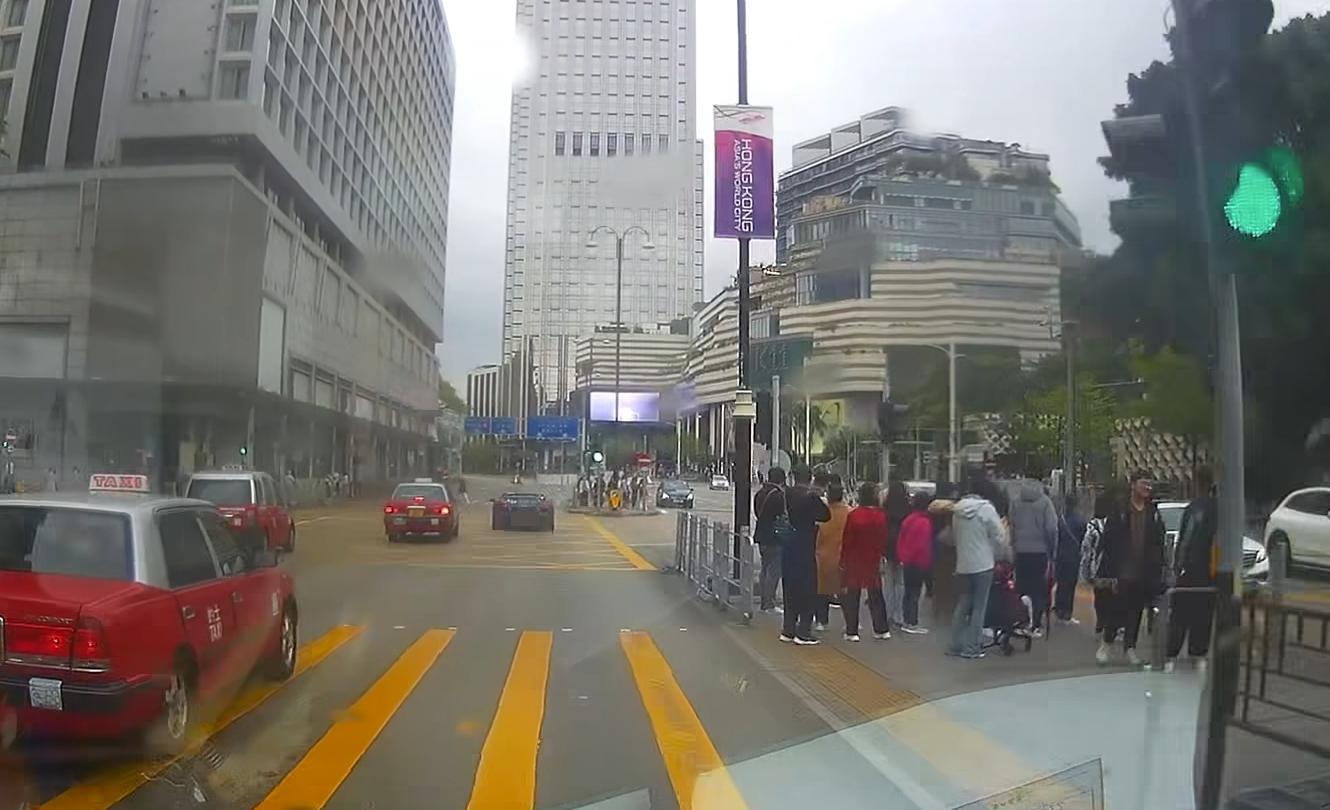 尖沙咀發生交通意外。(fb「車cam L(香港群組)」截圖)