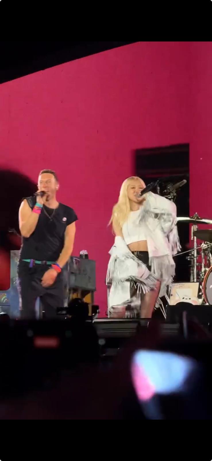 昨晚Rosé唱出全球大熱歌曲《APT.》,即時讓現場氣氛達到高潮。