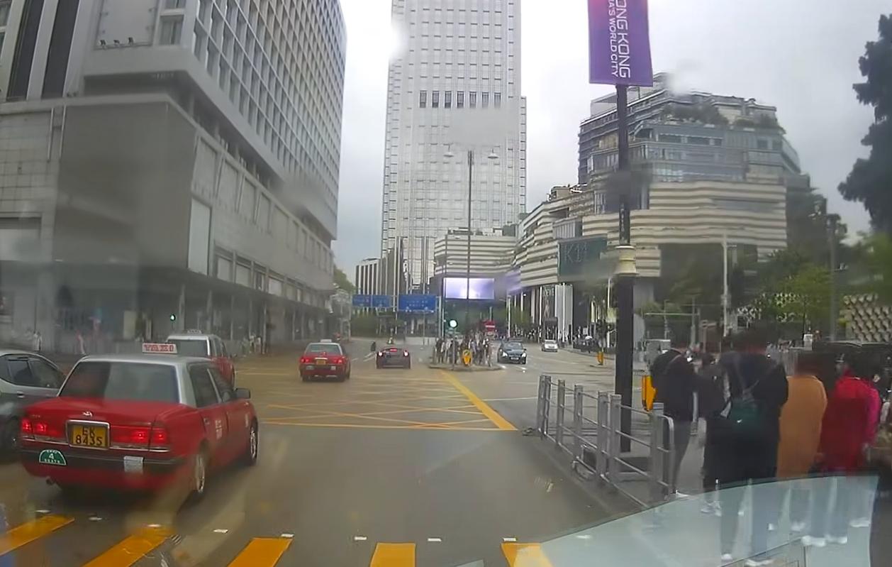 尖沙咀發生交通意外。(fb「車cam L(香港群組)」截圖)