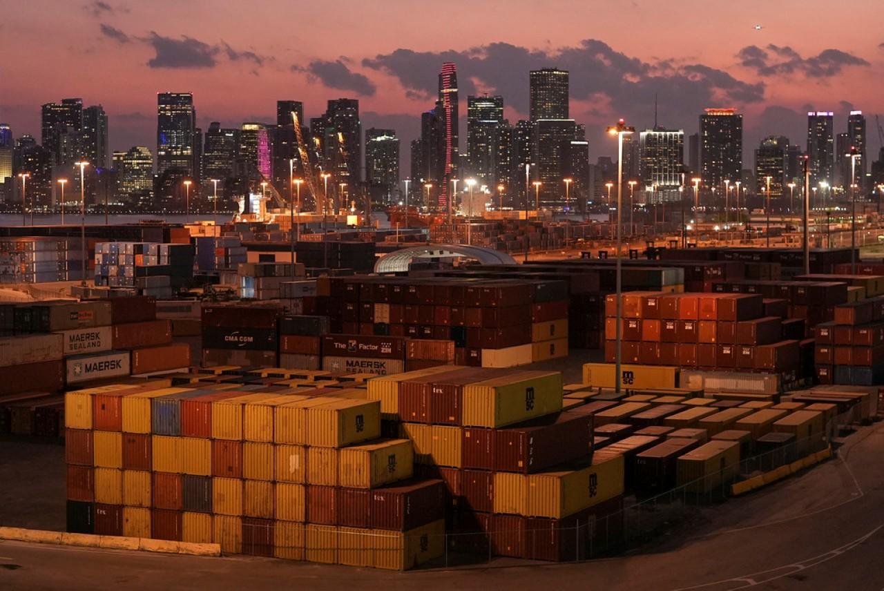 特朗普關稅戰|外交部回應稱已淪數字遊戲 「245%從何而來要問美方」,圖為邁亞密碼頭。(美聯社)