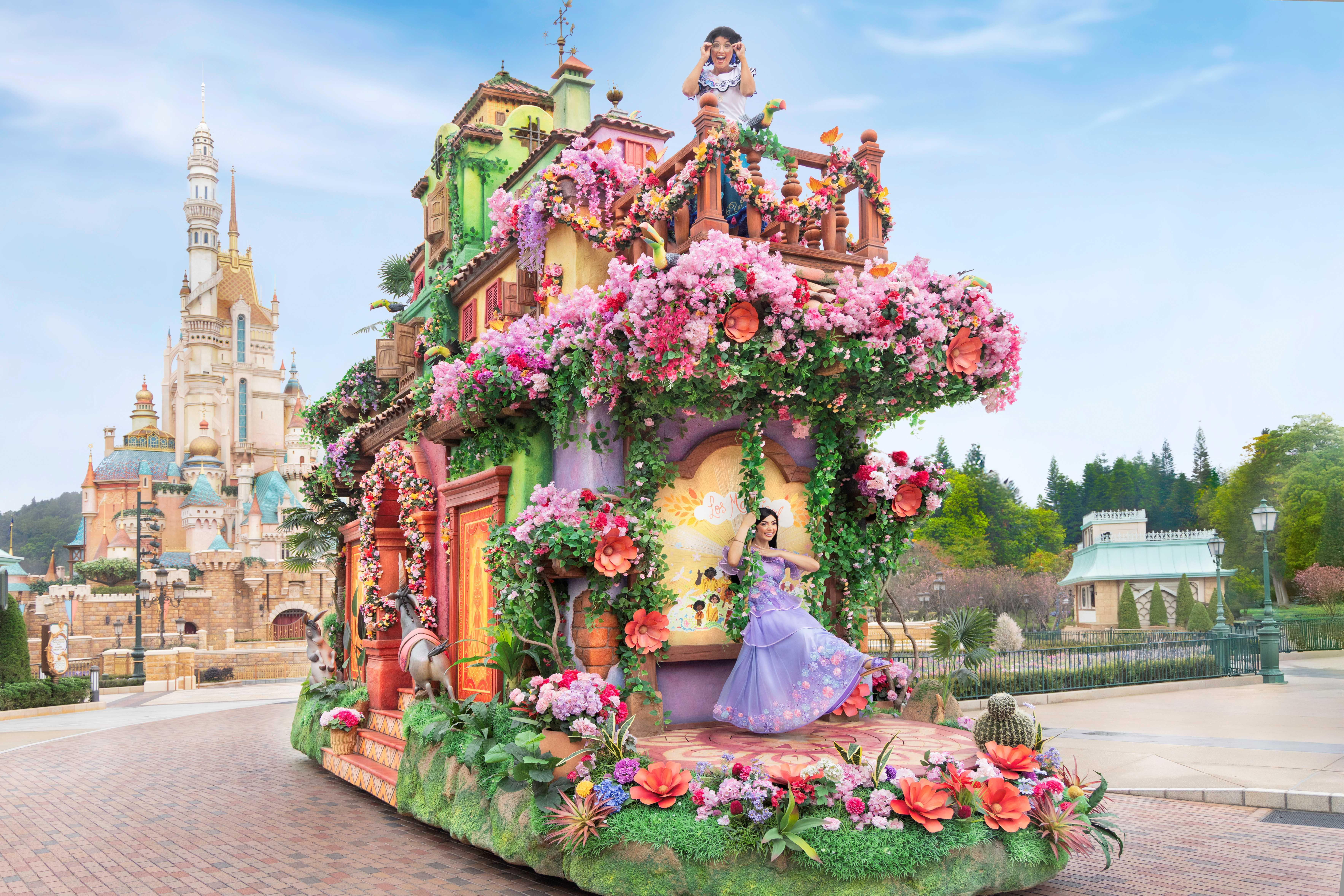 香港迪士尼樂園宣布,慶祝開幕20周年的期間限定活動,將於6月28日正式展開,並橫跨一年,將包括周年限定城堡演出、樂園史上最大型巡遊表演、以及歷來最盛大夜間匯演。(香港迪士尼樂園圖片)