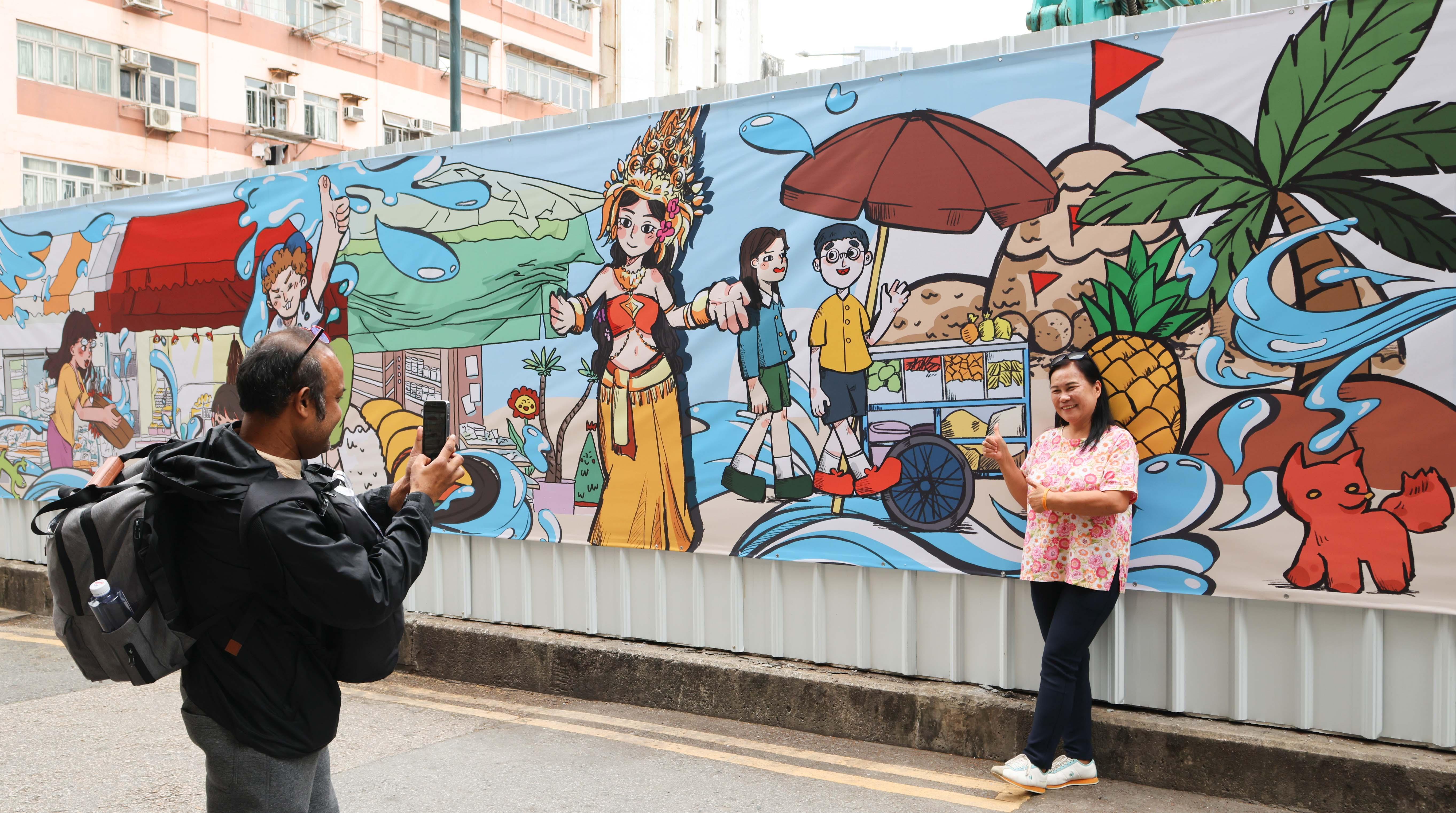 90米長的大型掛畫懸掛在打鼓嶺道休憩花園。