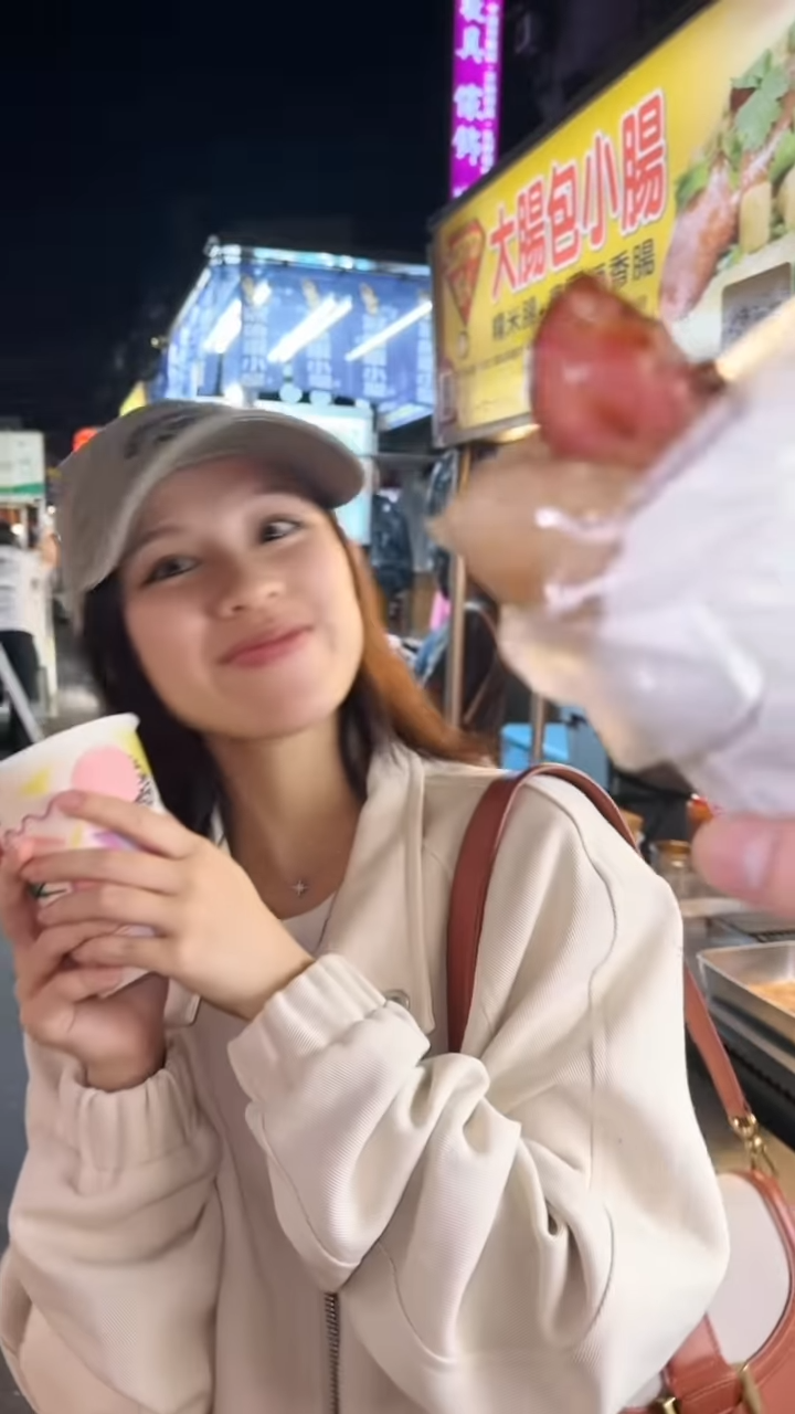 片中見到Winka手中拿著食物或飲品，朱芸編就食物或飲品借位撞向Winka。