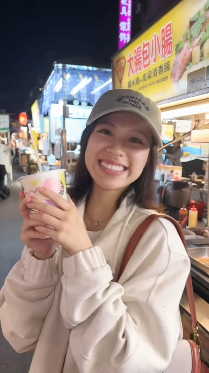 片中見到Winka手中拿著食物或飲品，朱芸編就食物或飲品借位撞向Winka。