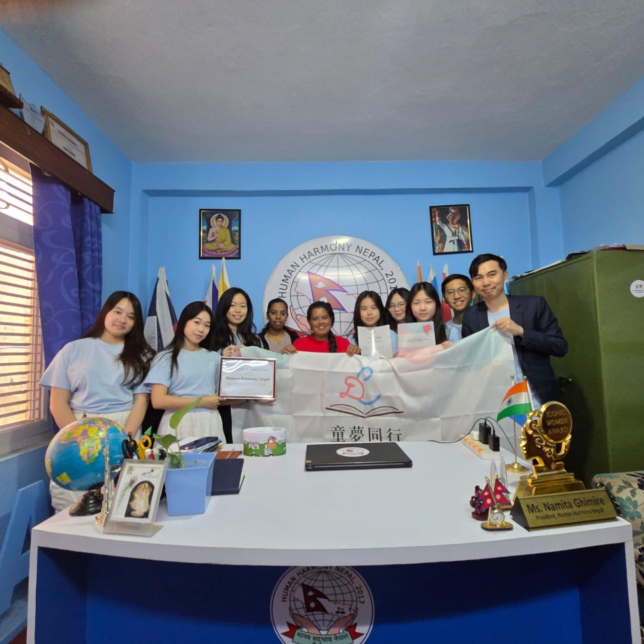 童夢同行團隊成員與Human Harmony Nepal 總幹事合影