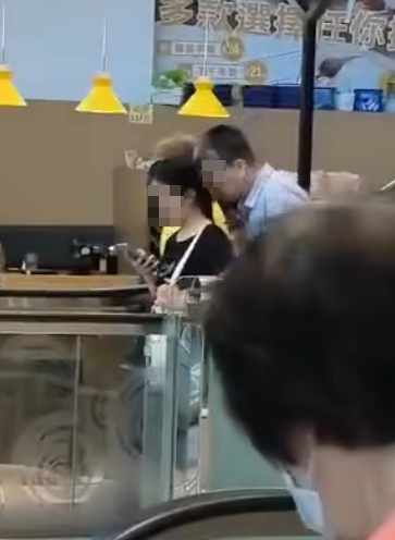 男子於下行扶手梯緊貼前方女子。(將軍澳主場FB截圖)