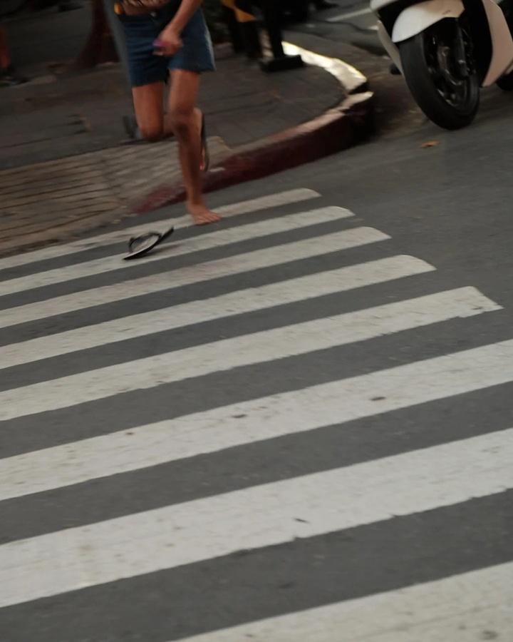 女子爬出去水口離開。(IG)