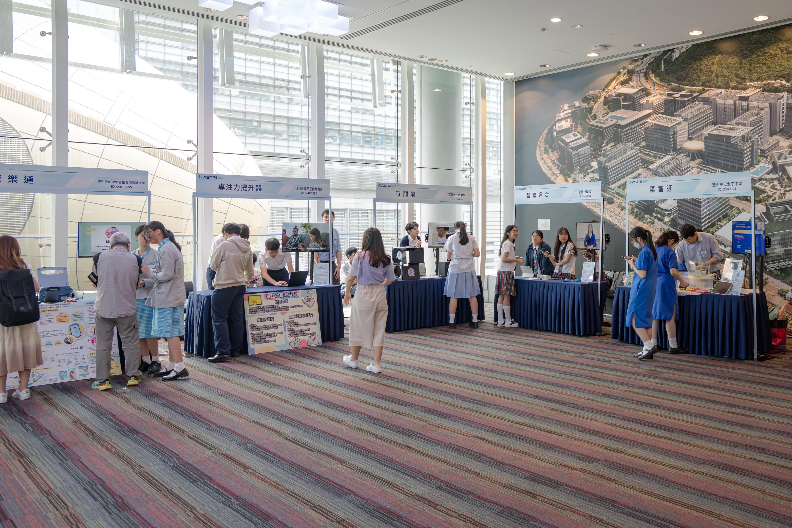 當日10支高中組隊伍設置攤位，公眾展示其創科項目。
