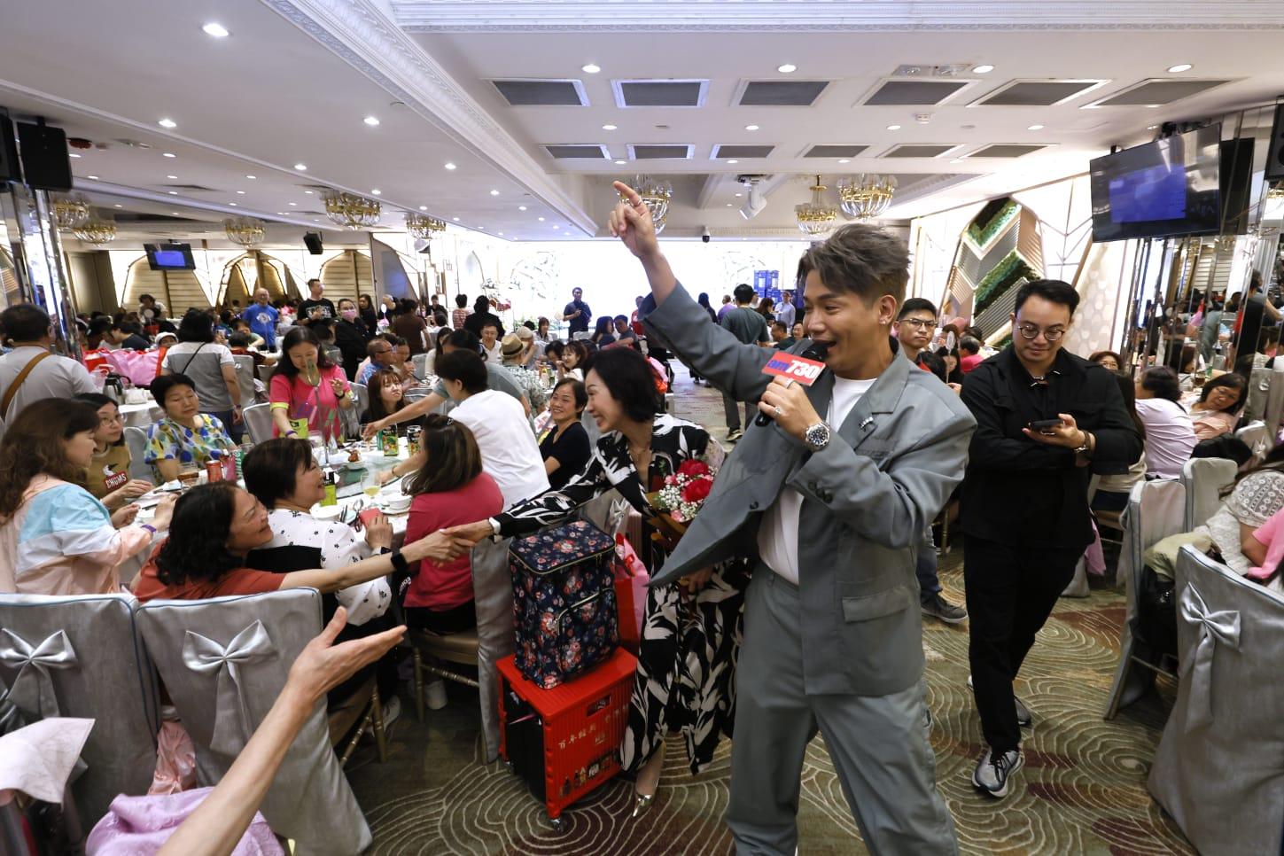 東東走到台獻唱,與現場賓客近距離接觸。