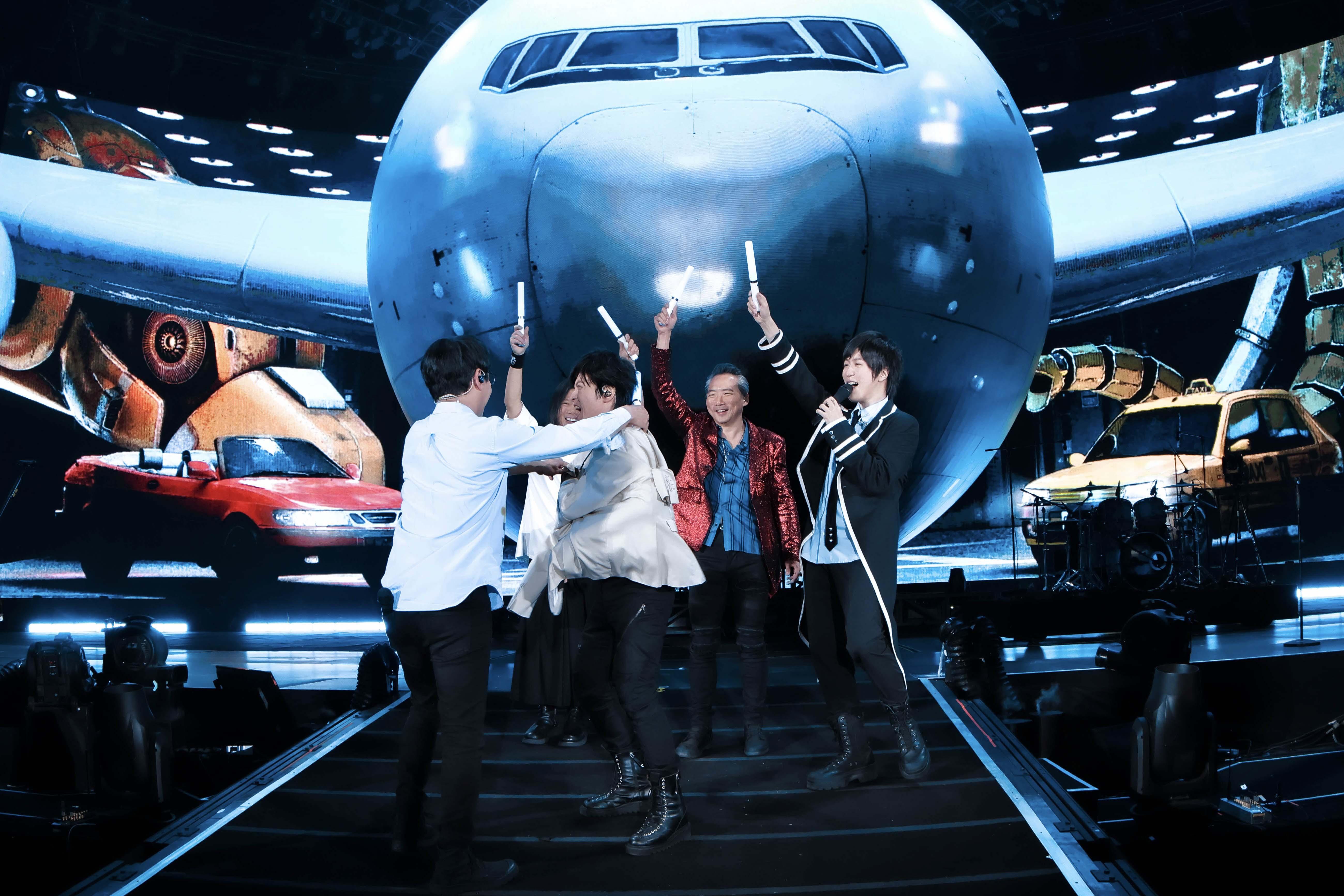 怪獸脫衣啟動時光機。