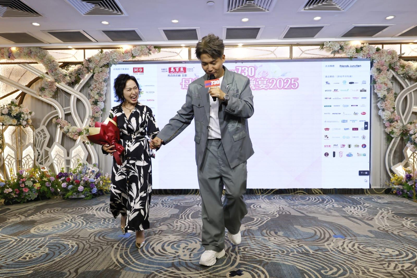 東東台上送花又獻唱,令到東媽喜極而泣。