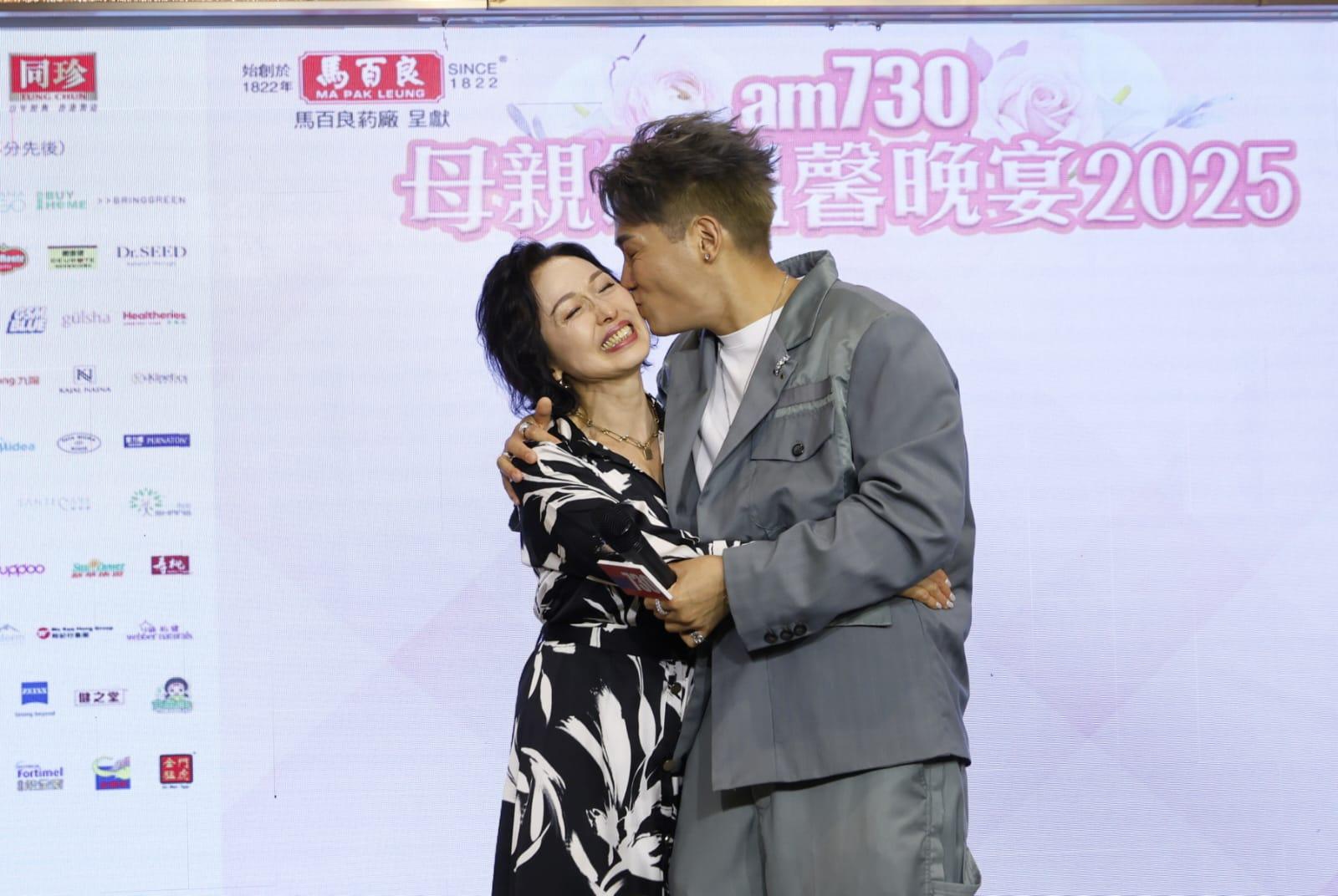 東東台上獻吻表考心,東媽非常冧。