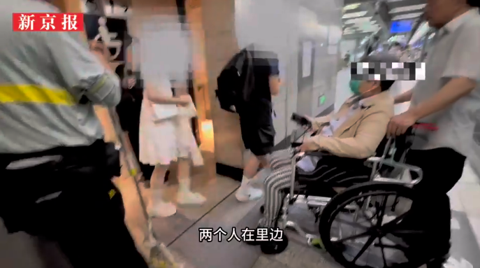 北京情侶佔用地鐵無障礙廁所，二人一同離開。