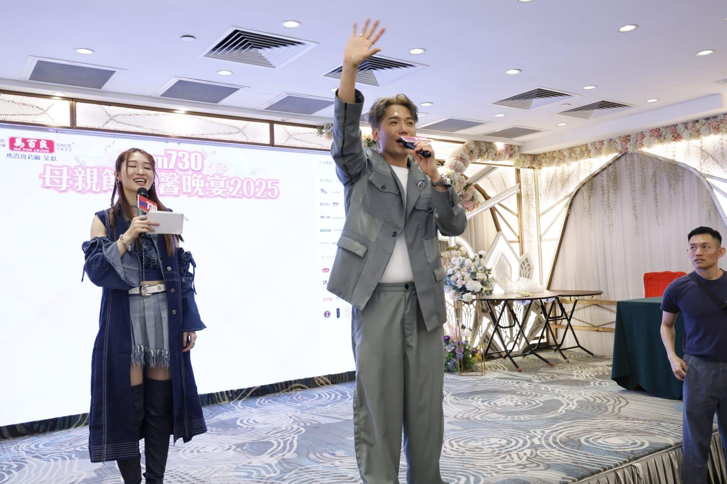 擔任司儀的鍾雨璇,與黃建東一起負責抽出幸運兒,送出豐富獎品。