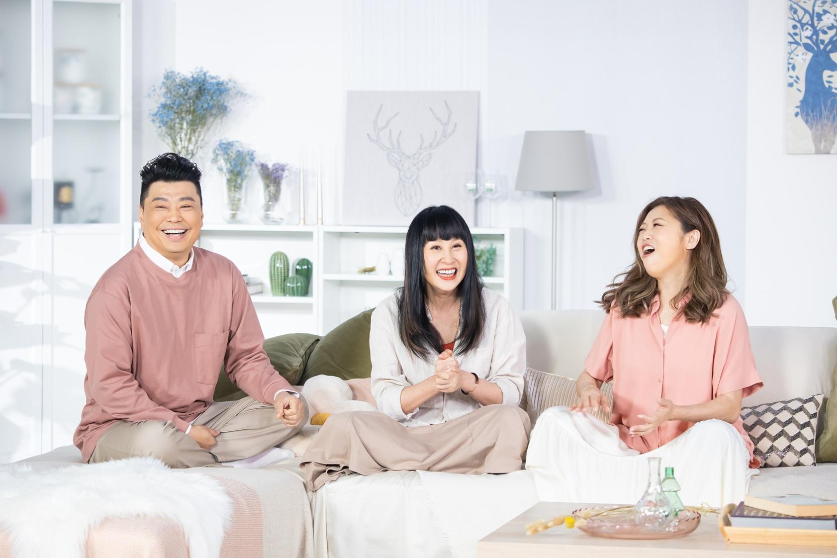 因《歡樂今宵》結緣40載的阮兆祥、梅小惠、江欣燕,合作拍攝節目《友乜唔講得》。