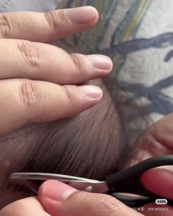 蕭正楠親自出馬為兒子剪髮 。