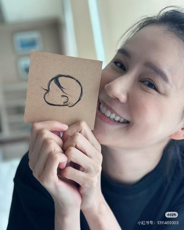 黃翠如特意留起胎毛,並砌了一個BB肖像的圖案作留念 。