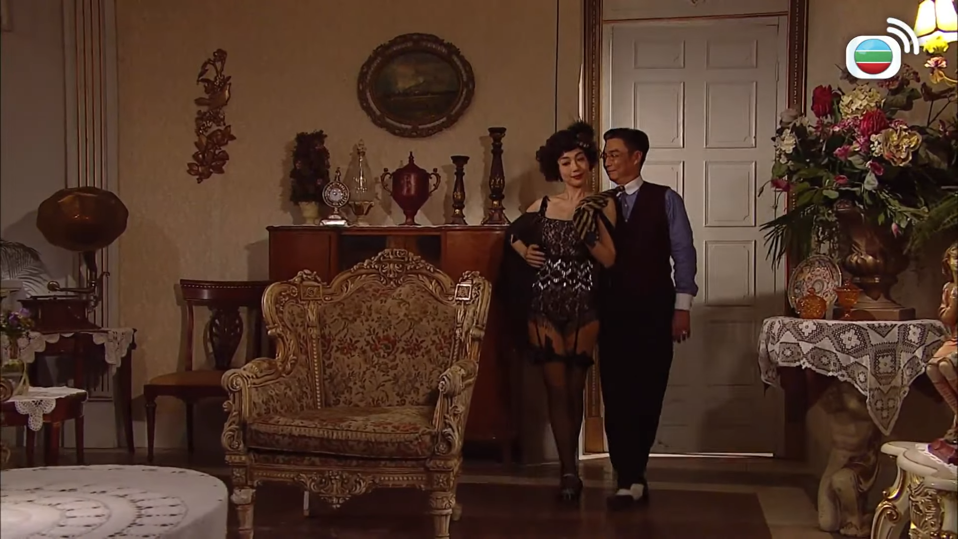 江美儀以性感的黑絲造型誘惑劉松仁。