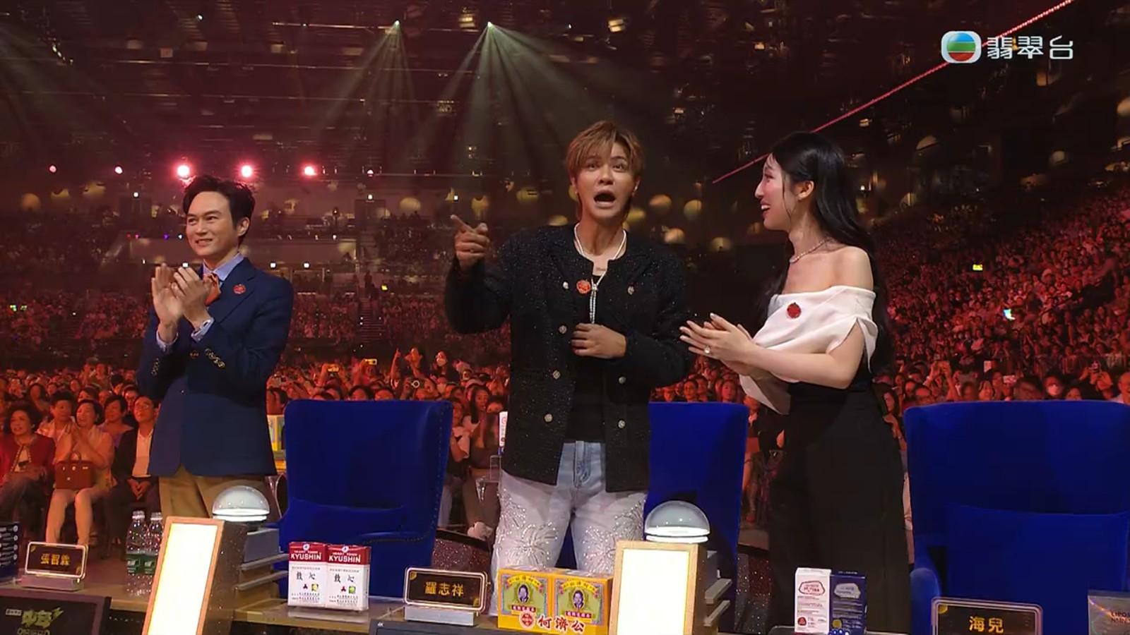 黃博奪冠後,小豬在台下O晒嘴。