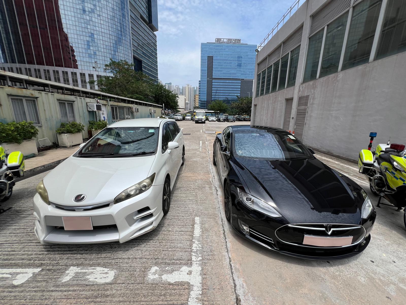 兩輛涉案私家車已被扣留調查及作進一步檢驗。