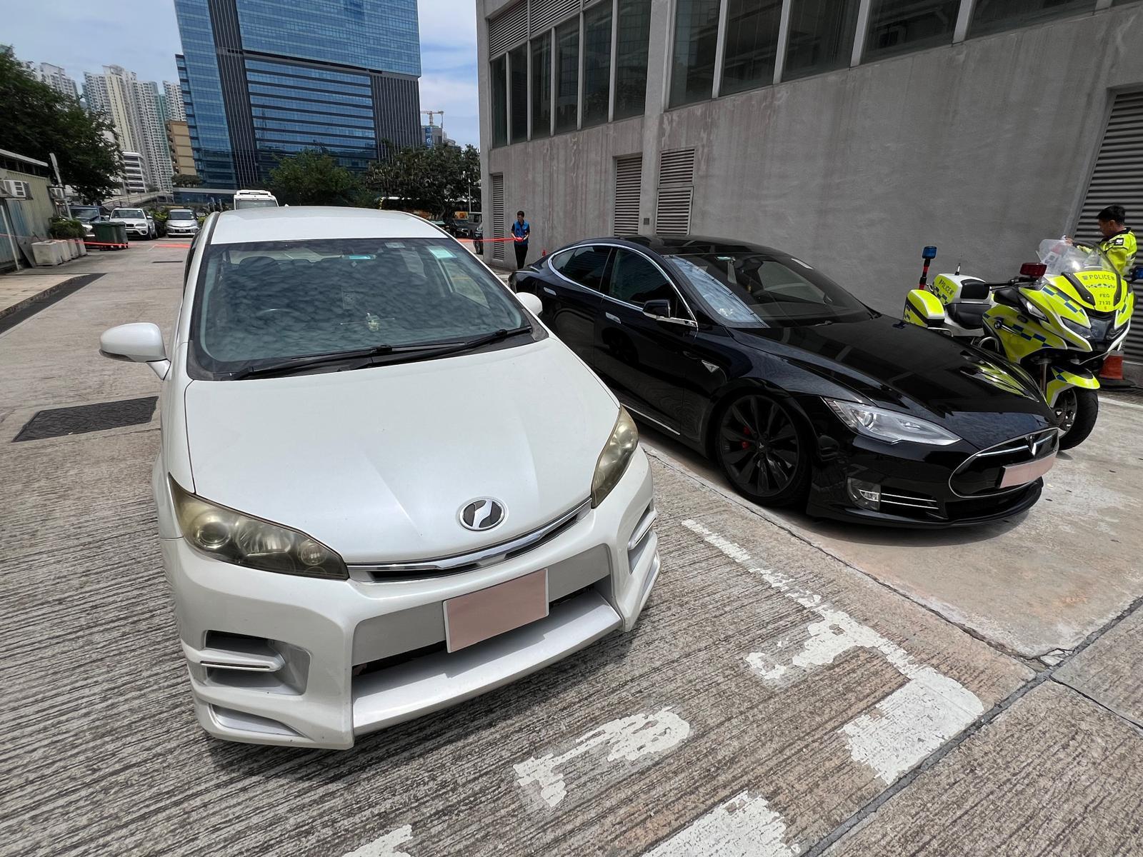 兩輛涉案私家車已被扣留調查及作進一步檢驗。