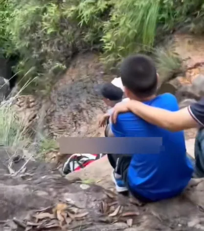 男孩目睹母親墜亡,當場崩潰痛哭。(圖/翻攝自抖音@上游新聞)