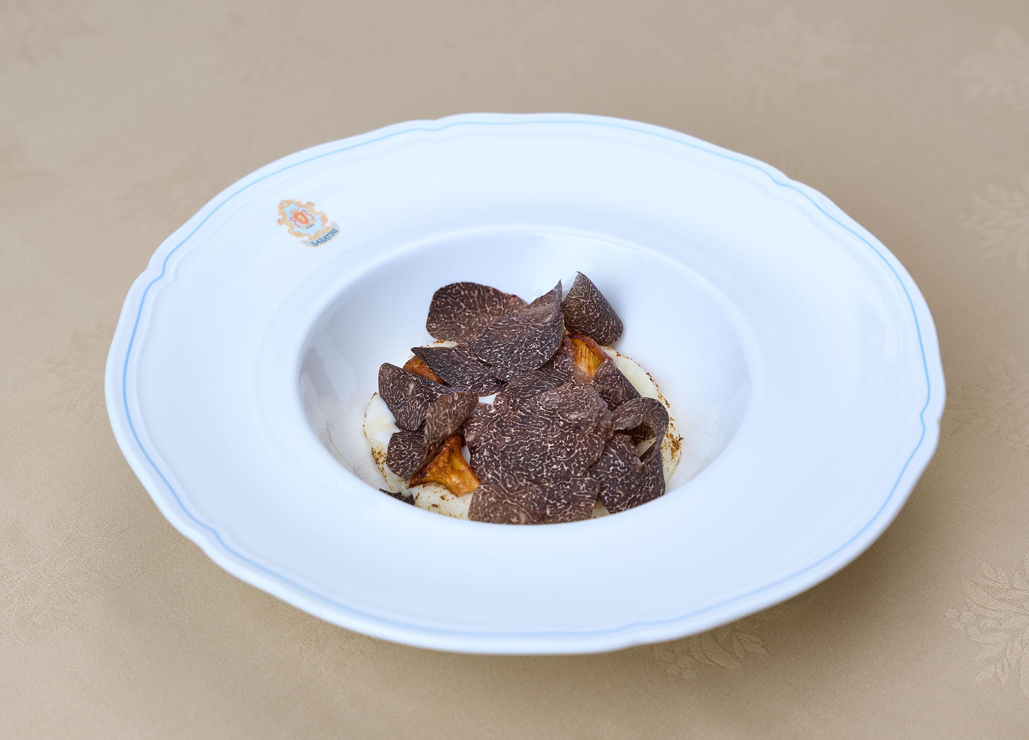 慢煮蛋配雞油菌、巴馬臣芝士汁及冬季黑松露