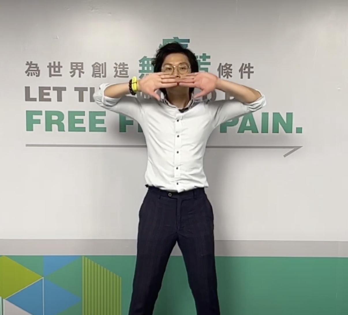 第三步:雙掌一翻,掌背朝天,繼而再翻,雙掌掌心再次朝天。進行雙掌兩翻時,雙手一直向上拉直,直至最盡。