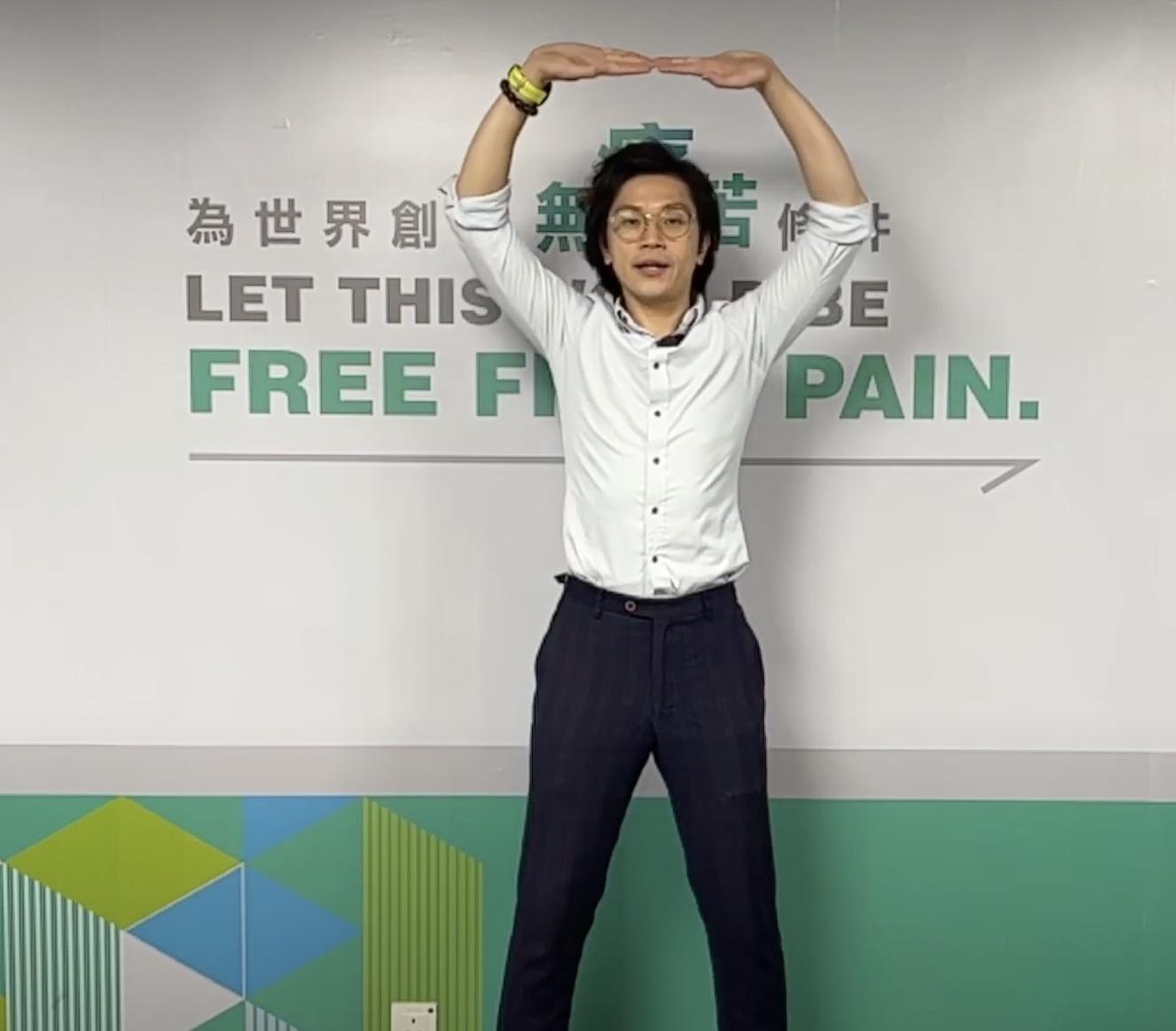 第三步:雙掌一翻,掌背朝天,繼而再翻,雙掌掌心再次朝天。進行雙掌兩翻時,雙手一直向上拉直,直至最盡。