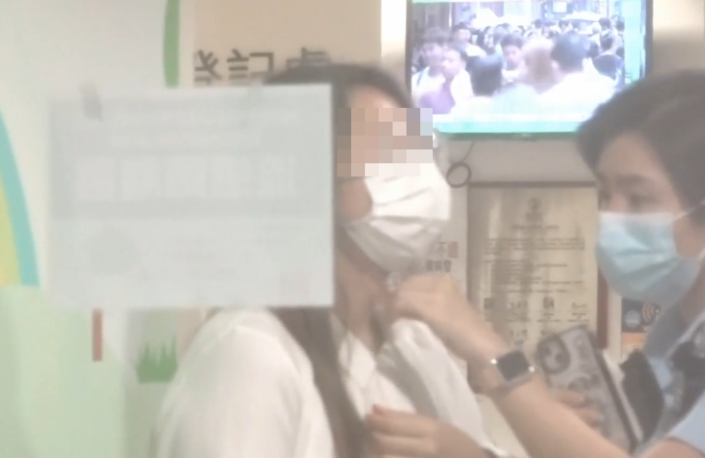 沙田第一城恒生銀行遭持刀匪徒脅持職員,劫走逾38萬元,女職員頸部受傷。(有線新聞畫面)