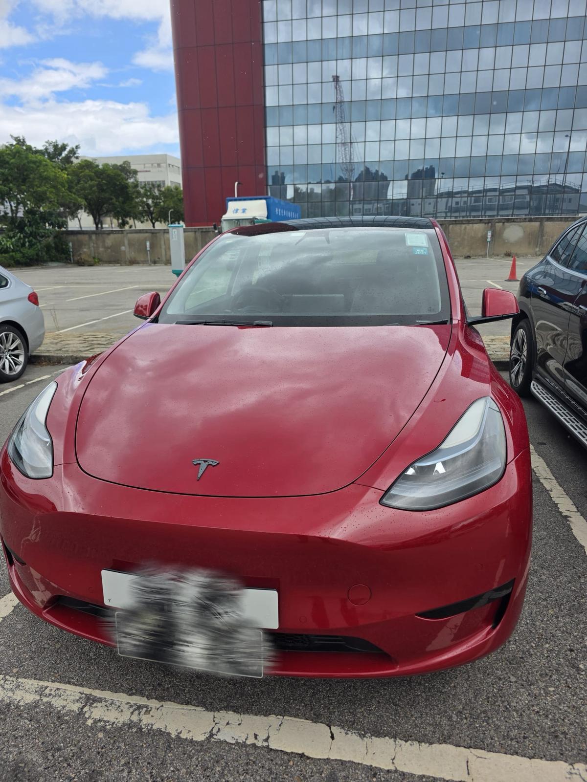 兩輛涉案私家車已被扣留調查及作進一步檢驗。