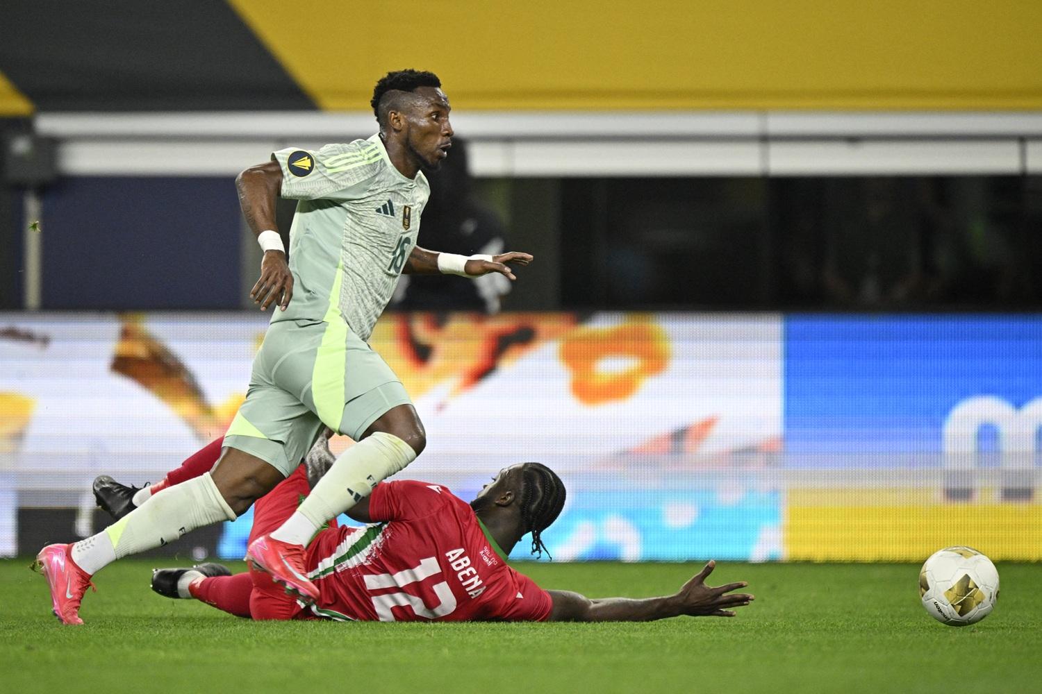 墨西哥2:0贏蘇里南。(路透社)