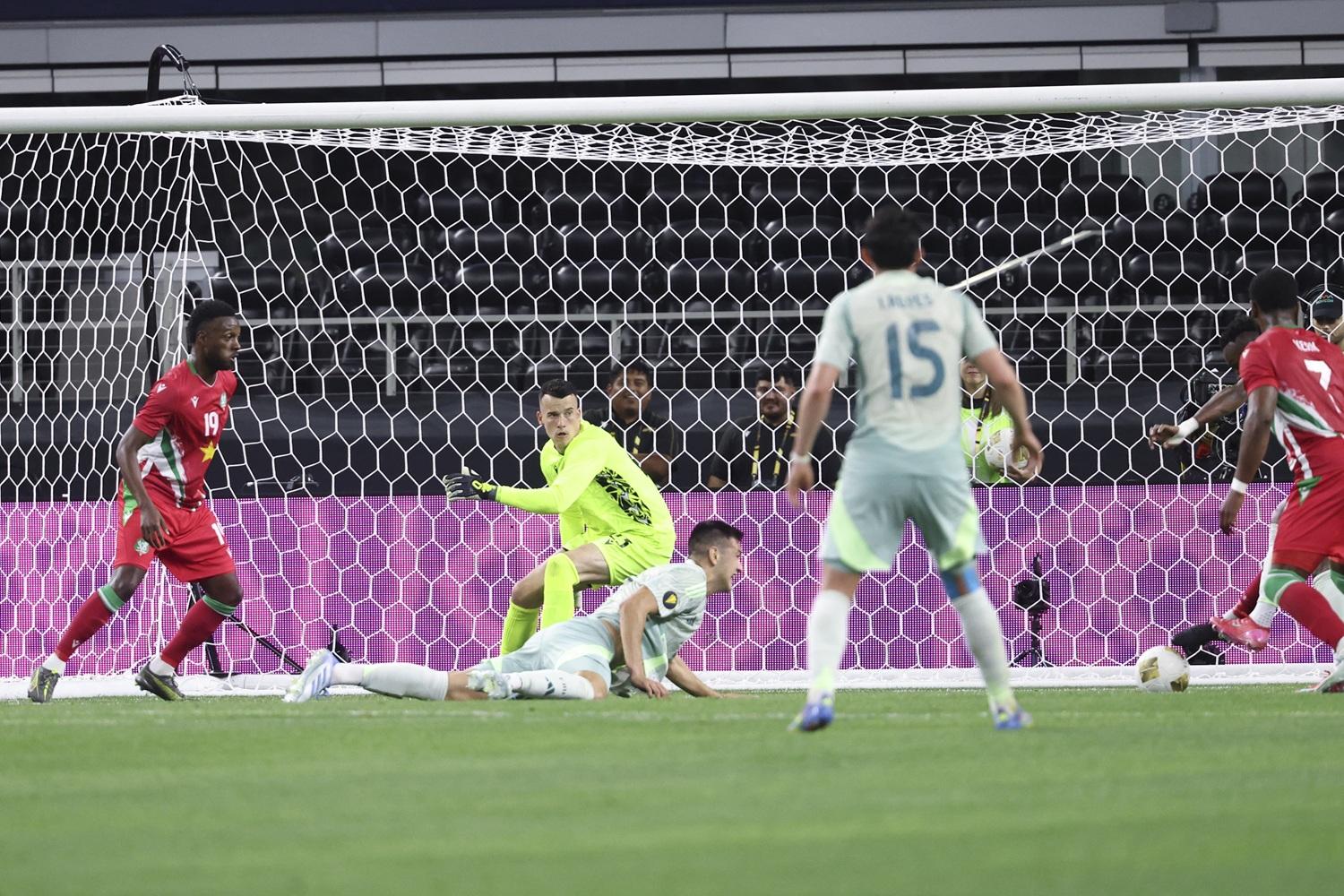 墨西哥的蒙迪斯攻入2球為球隊擊敗蘇里南。(路透社)