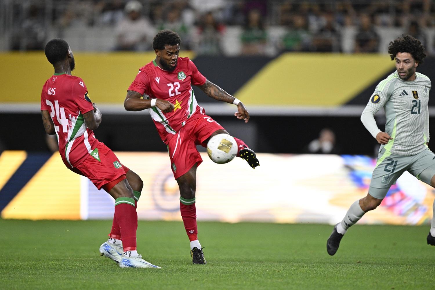 墨西哥2:0贏蘇里南。(路透社)